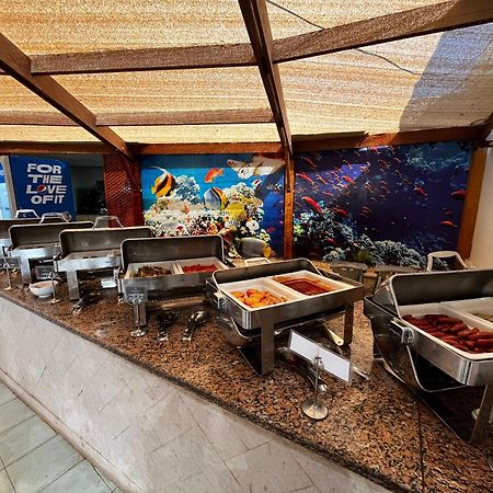 Sheraton Soma Bay Resort Hurghada Esterno foto Buffet at the aquarium