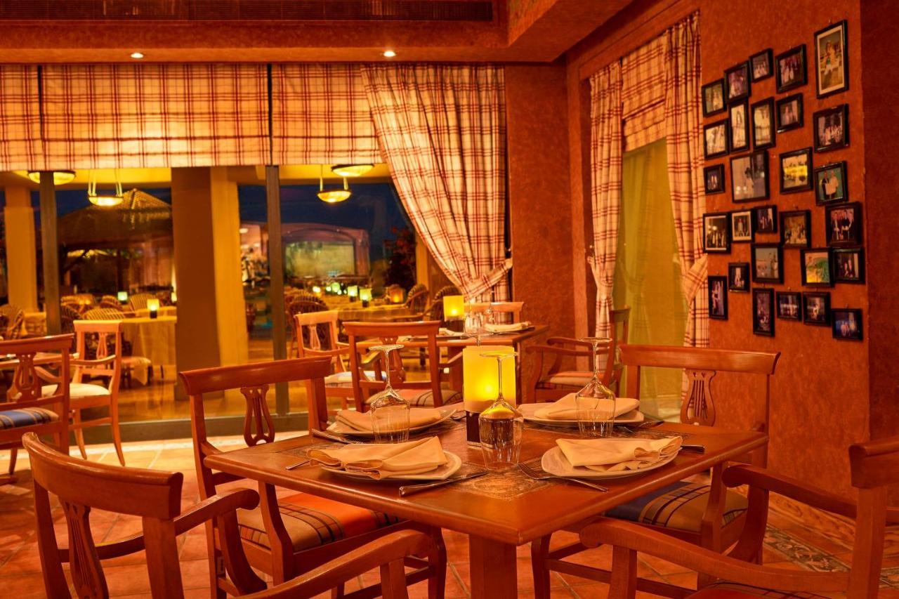 Sheraton Soma Bay Resort Hurghada Esterno foto The interior of a restaurant