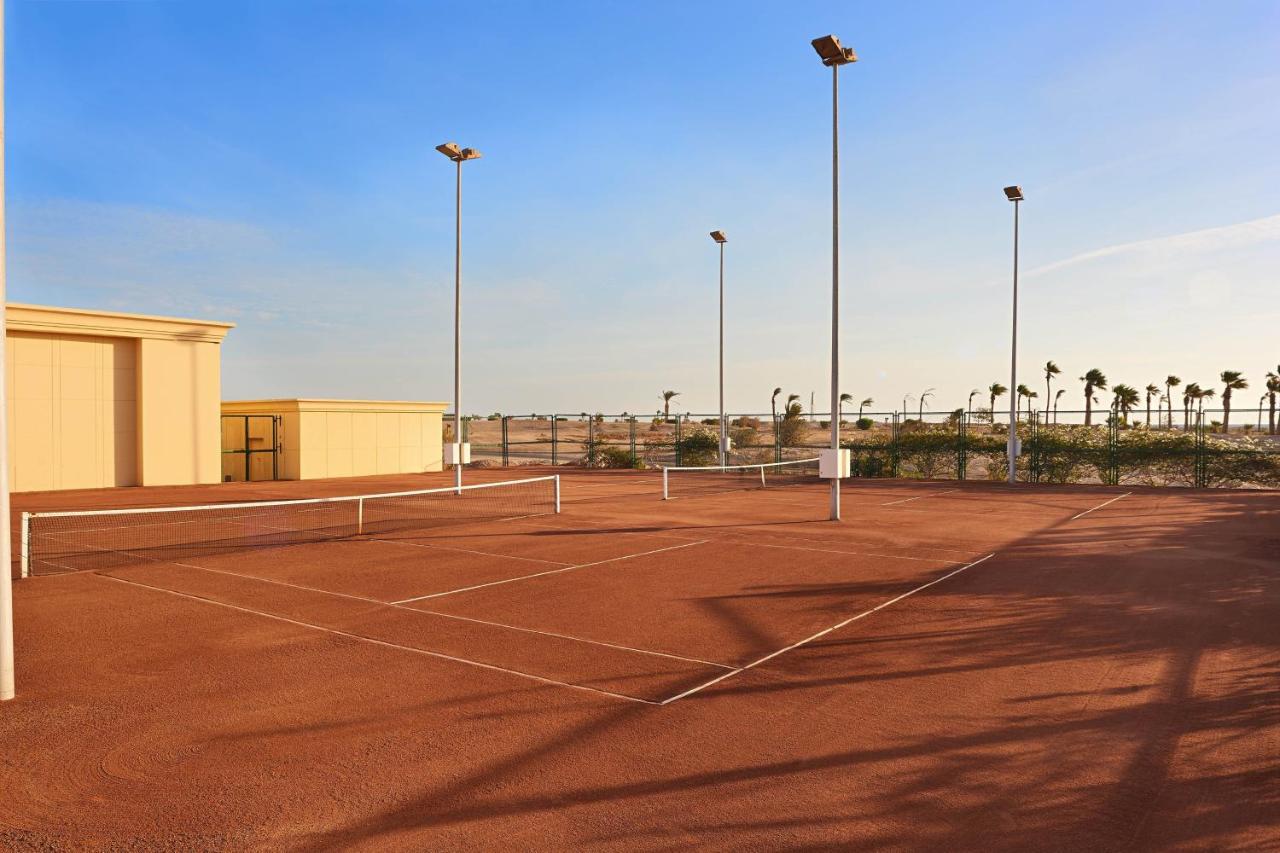 Sheraton Soma Bay Resort Hurghada Esterno foto Tennis court at the resort