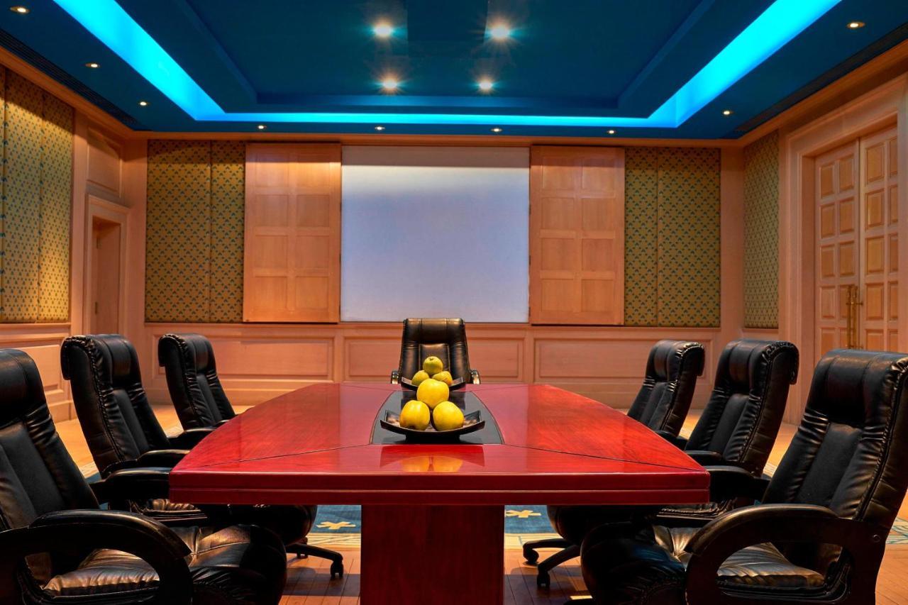 Sheraton Soma Bay Resort Hurghada Esterno foto Boardroom at the Taj Mahal Palace, Mumbai