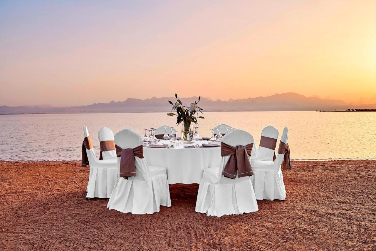 Sheraton Soma Bay Resort Hurghada Esterno foto Banquet table and chairs