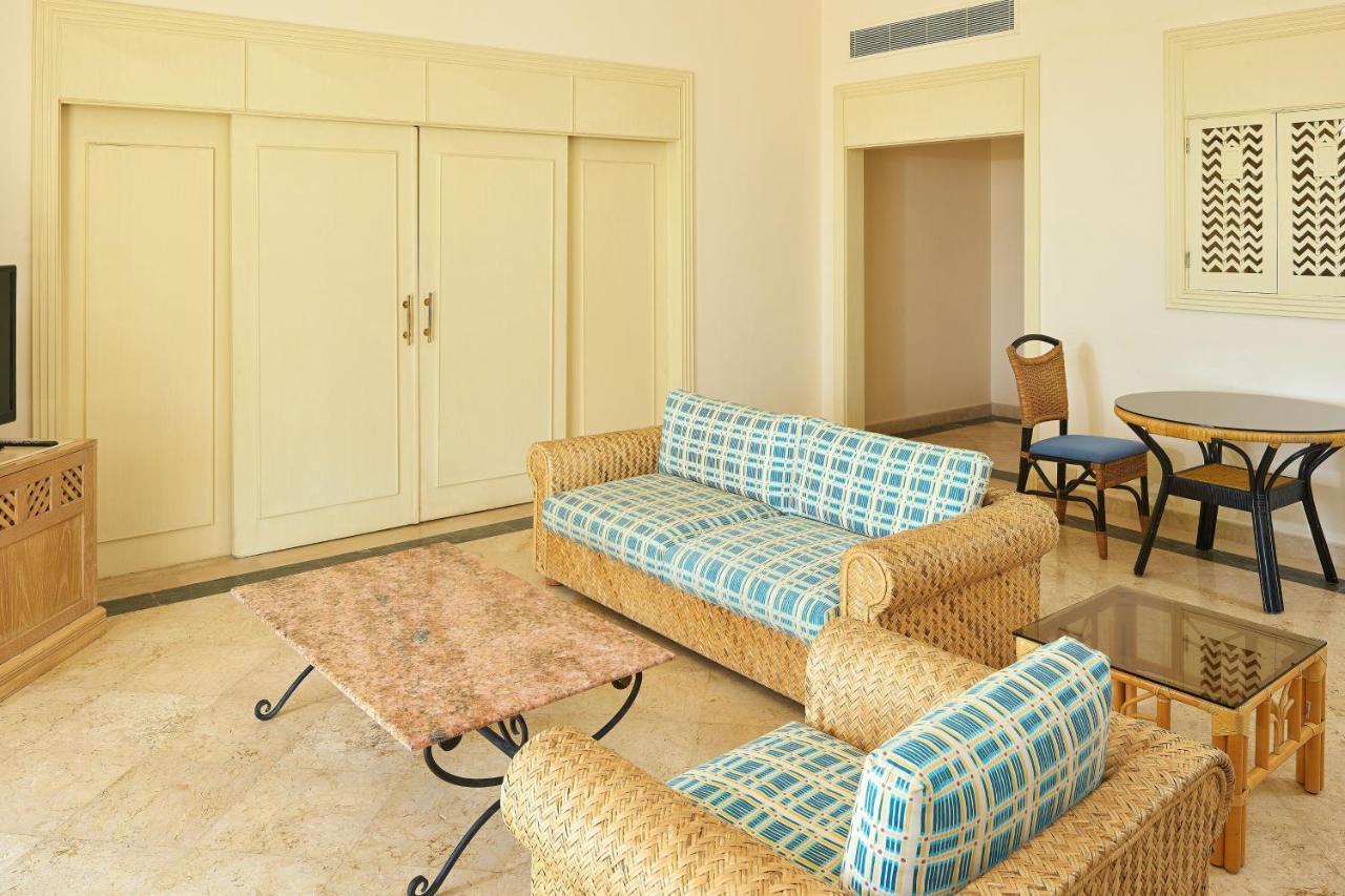 Sheraton Soma Bay Resort Hurghada Esterno foto A carpet beetle crawling on a carpet