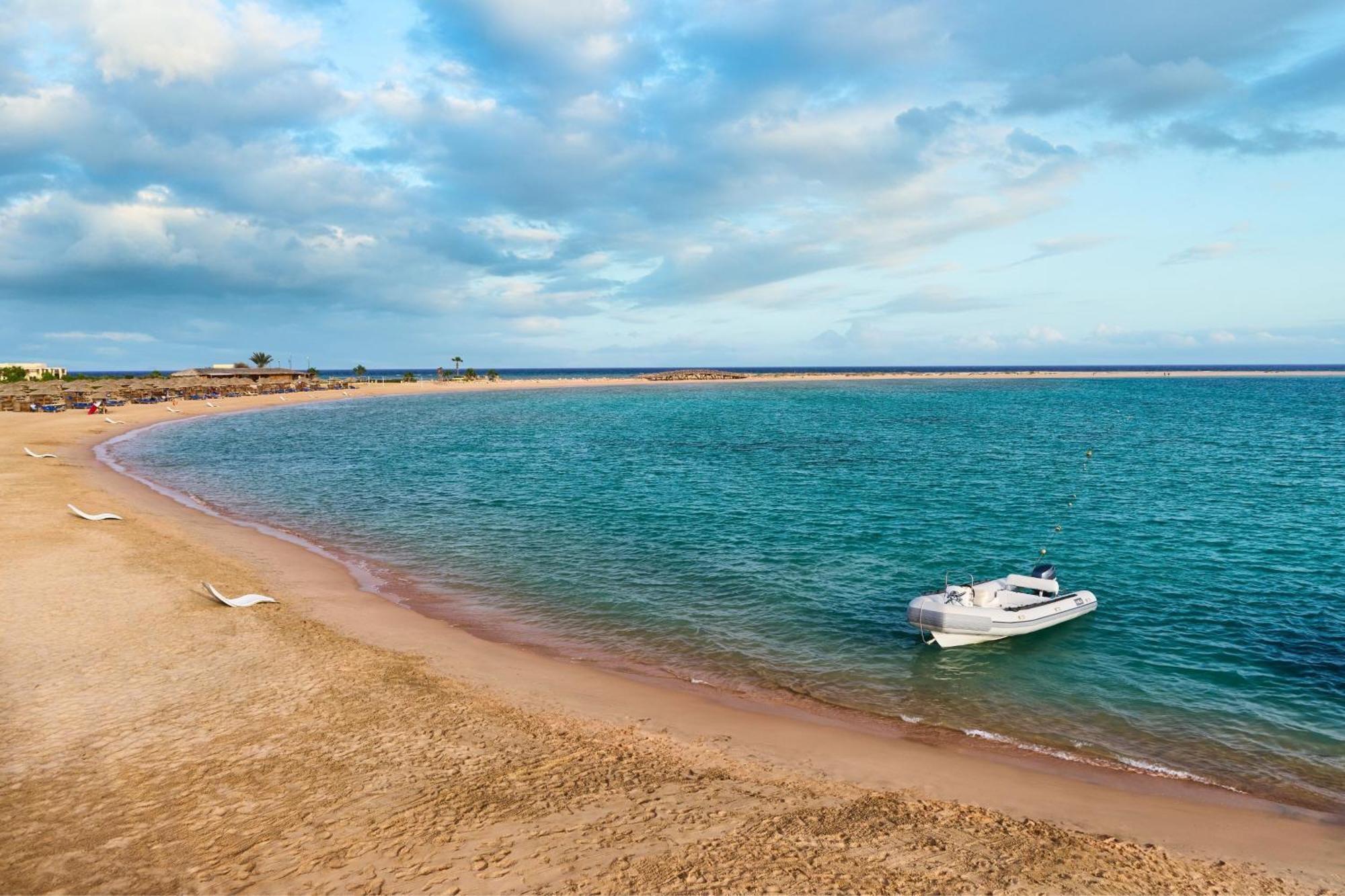 Sheraton Soma Bay Resort Hurghada Esterno foto The beach at the end of the peninsula