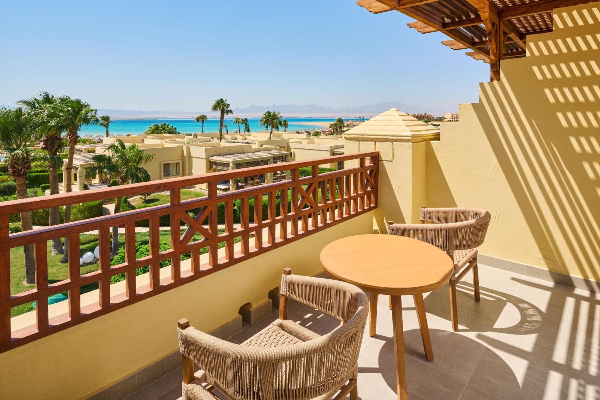 Sheraton Soma Bay Resort Hurghada Esterno foto Balcony of a hotel room