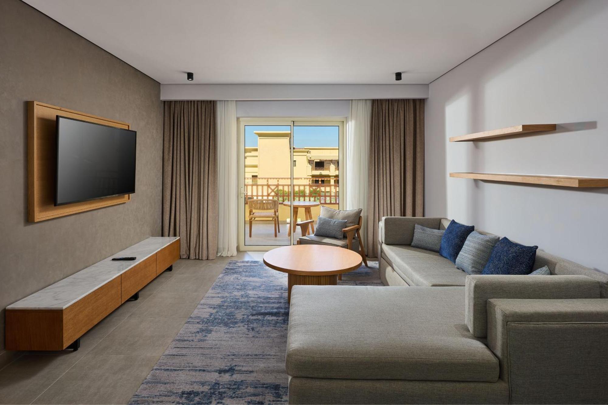 Sheraton Soma Bay Resort Hurghada Esterno foto Living room of a suite