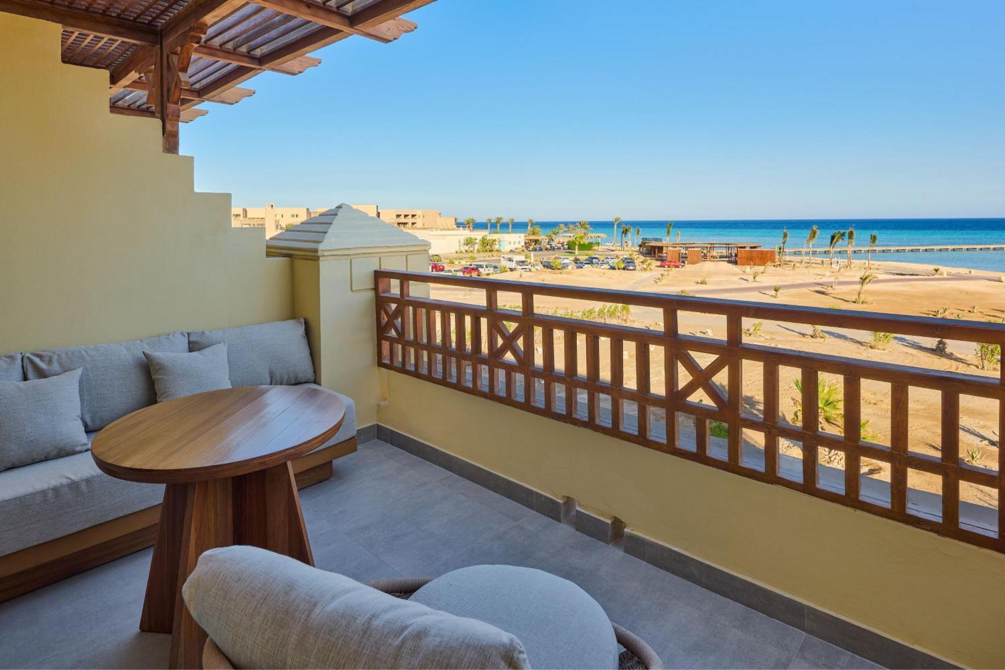 Sheraton Soma Bay Resort Hurghada Esterno foto Balcony of a suite at the Hilton Sharm El Sheikh