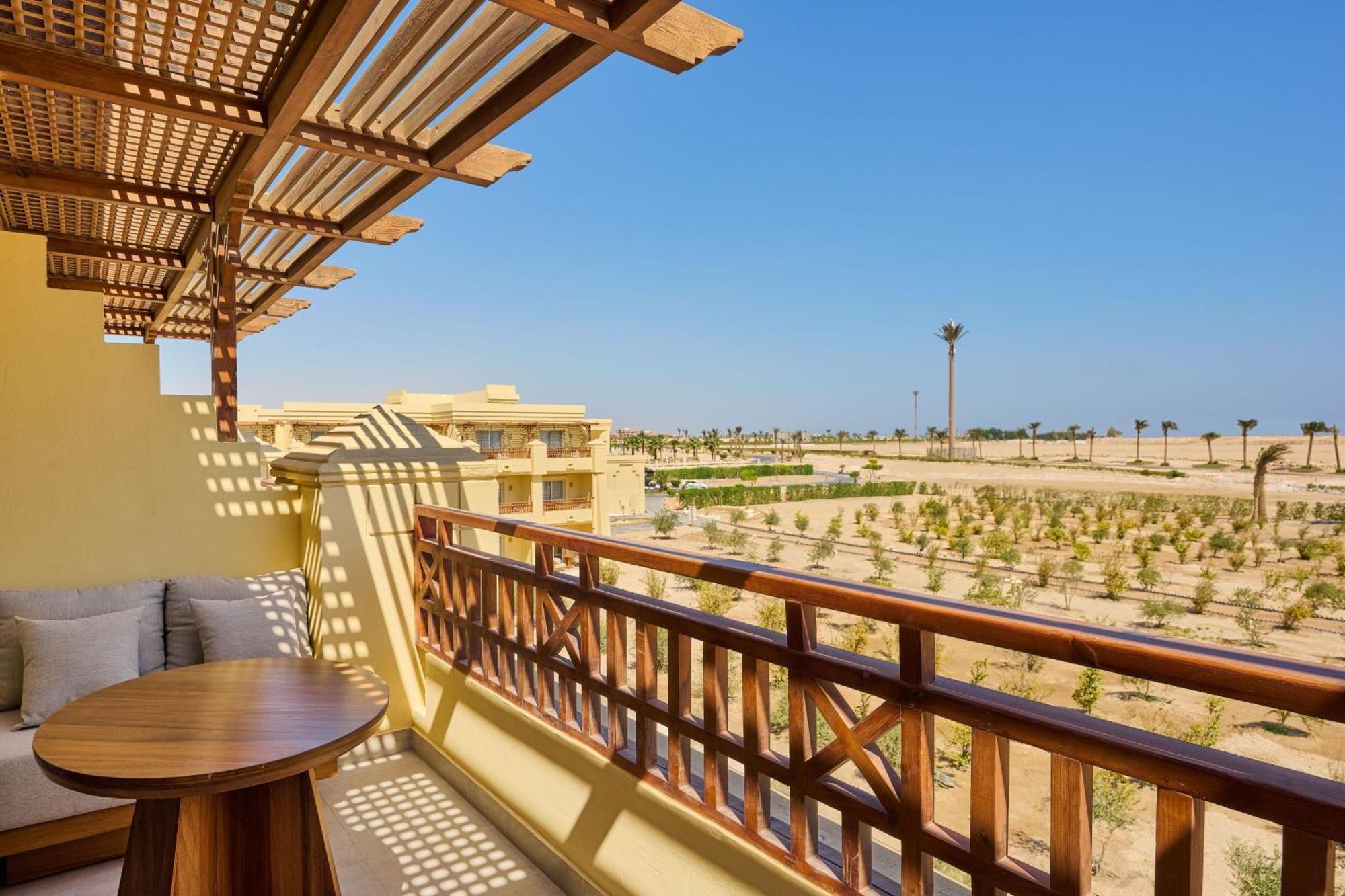 Sheraton Soma Bay Resort Hurghada Esterno foto Balcony of a suite at the Al Maha Desert Resort