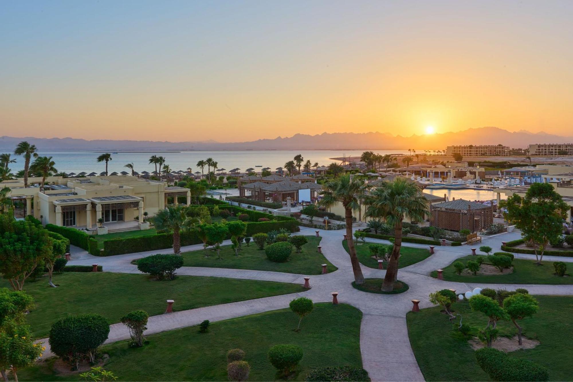 Sheraton Soma Bay Resort Hurghada Esterno foto Sunrise at the Hilton Sharm El Sheikh Resort