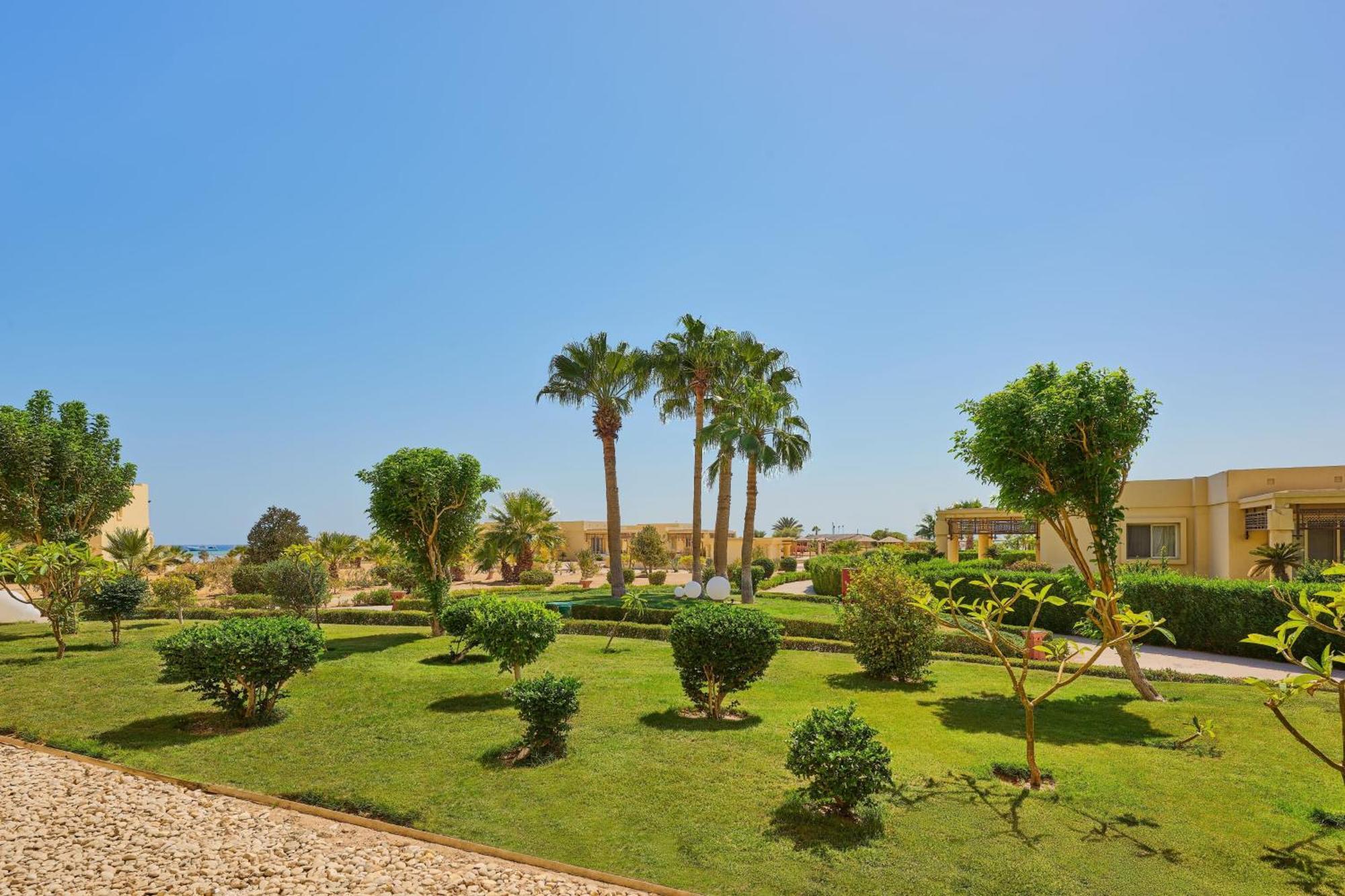 Sheraton Soma Bay Resort Hurghada Esterno foto Landscape of the resort