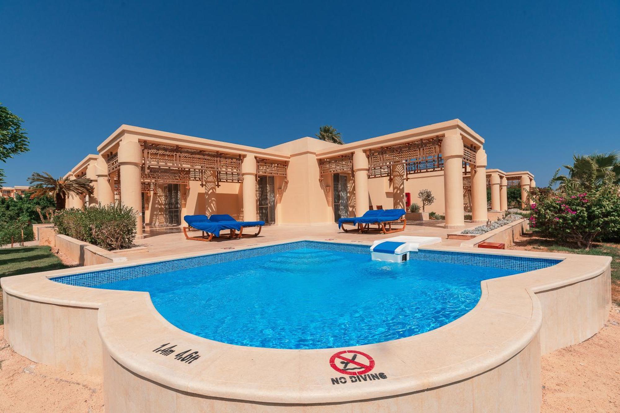 Sheraton Soma Bay Resort Hurghada Esterno foto The swimming pool at the hotel
