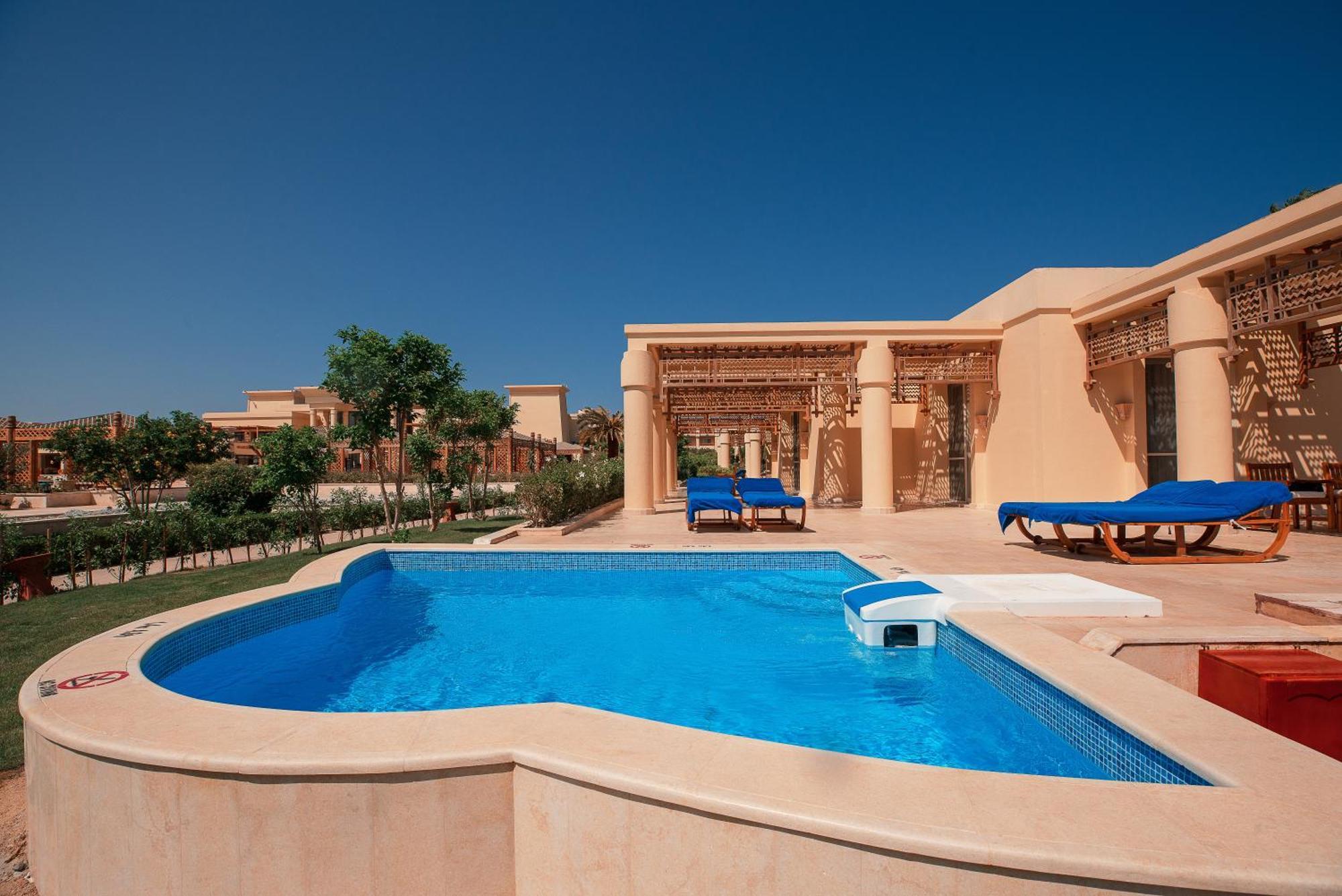 Sheraton Soma Bay Resort Hurghada Esterno foto A pool at the resort