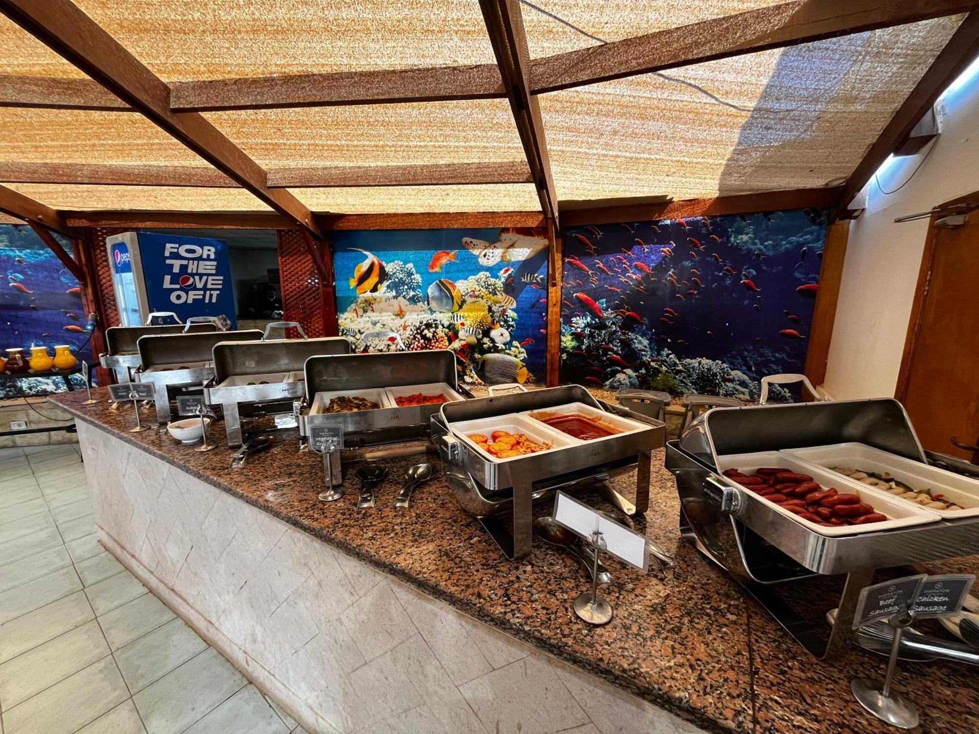 Sheraton Soma Bay Resort Hurghada Esterno foto Buffet at the aquarium