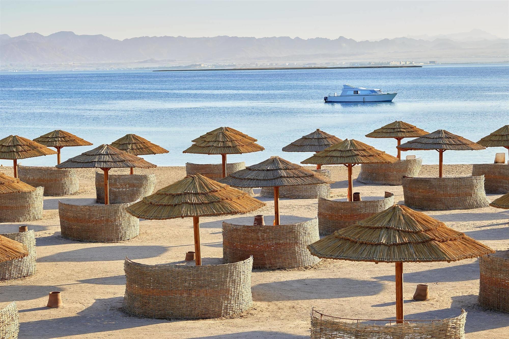 Sheraton Soma Bay Resort Hurghada Esterno foto Beach at the Red Sea
